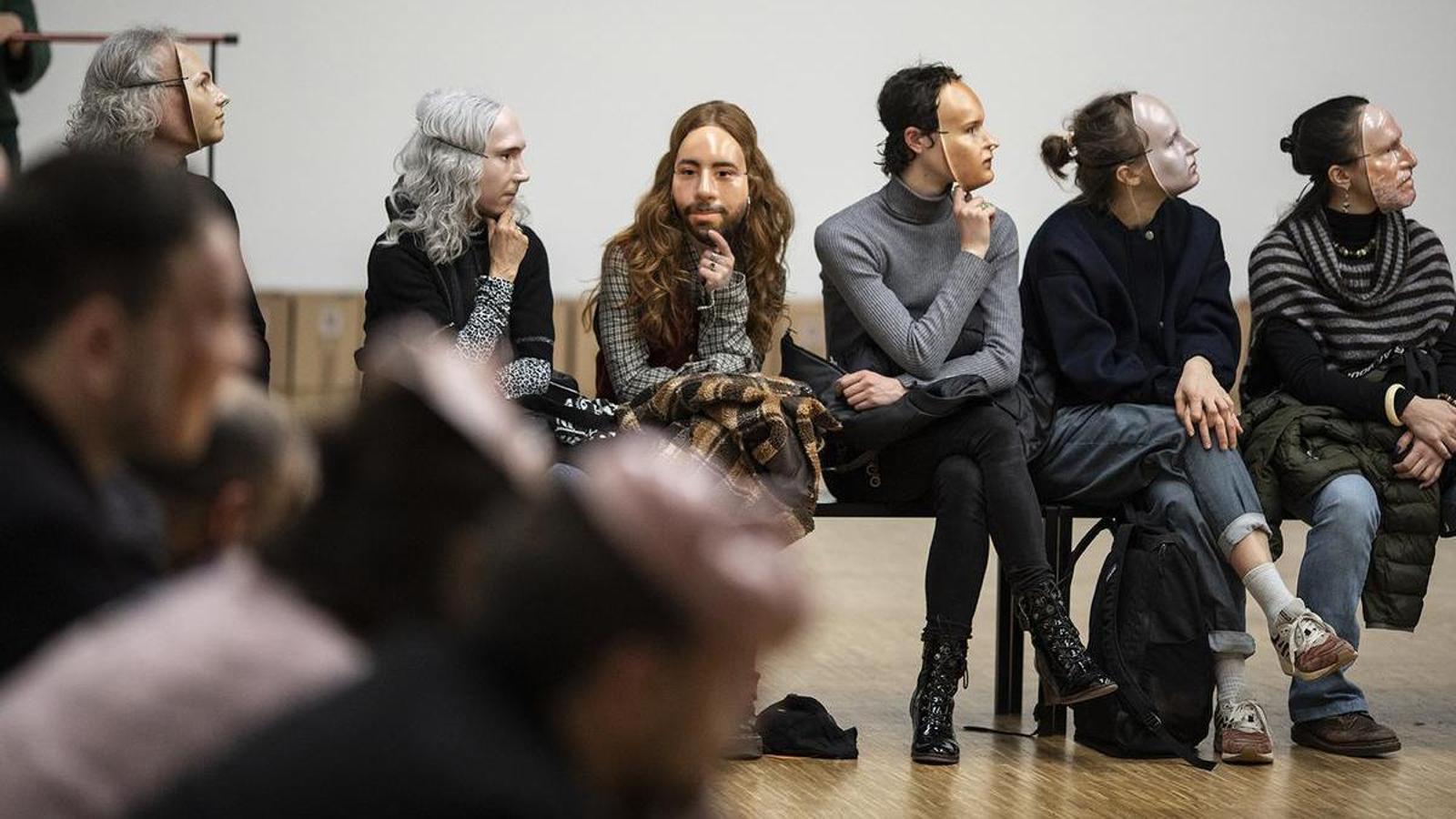Romeo Castellucci'nin 'Maskelere İnanmak' Performansı: Barselona'da Görüntü ve Anlam