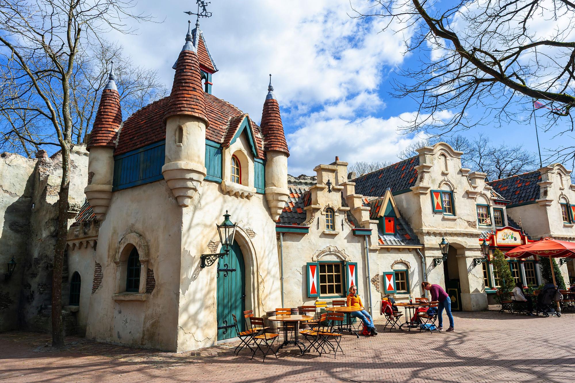 Disney Büyüsünün Ötesinde: Aileler İçin Keşfedilmeyi Bekleyen Tema Park Alternatifleri