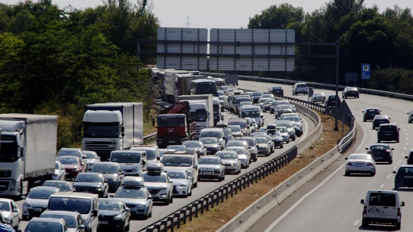 Katalonya'da Sant Joan Arifesi Çıkışında AP-7'de Kamyon Kazası: Yollar Kilitlendi!