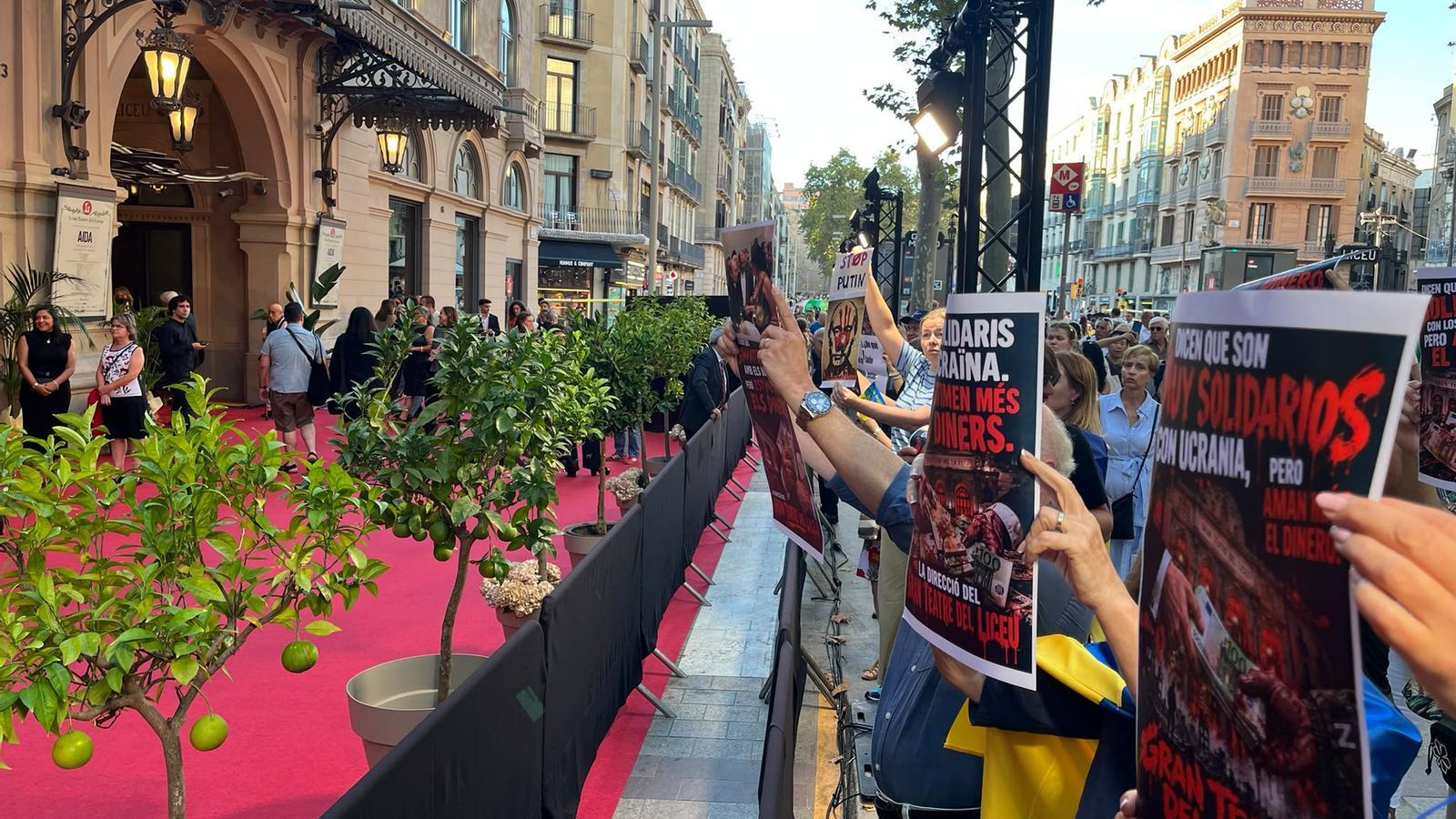 Barselona'da 'Aida' Gerilimi: Ukraynalılar Anna Netrebko'yu Protesto Etti