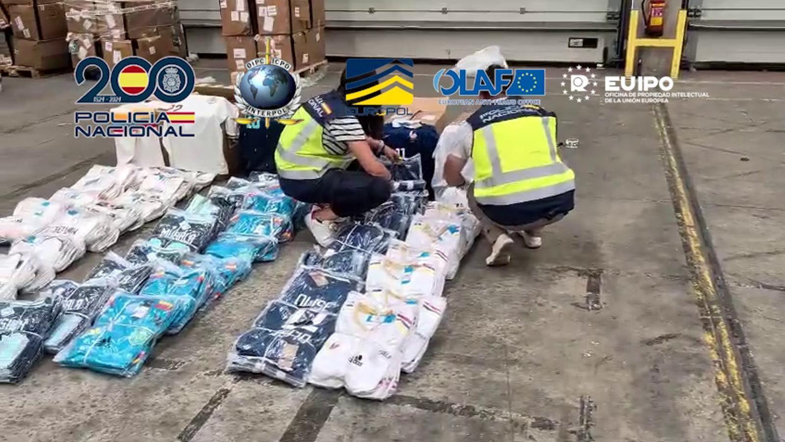 İspanya'da Sahte Dünya Kupası Formaları Operasyonu: 95 Gözaltı, 7 Ton Ürün Ele Geçirildi