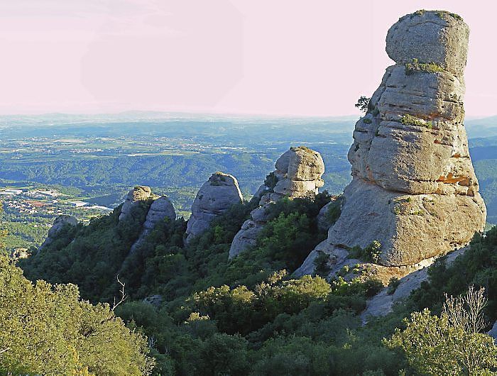 Montserrat'ta Trajik Kaza Sonrası 5 Tırmanış Rotası Kapatıldı: Güvenlik Endişeleri Artıyor