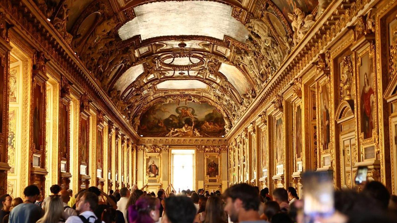 Louvre'da 'Yüzyılın Soygunu' Sonrası Apollo Galerisi Kapılarını Yeniden Açtı