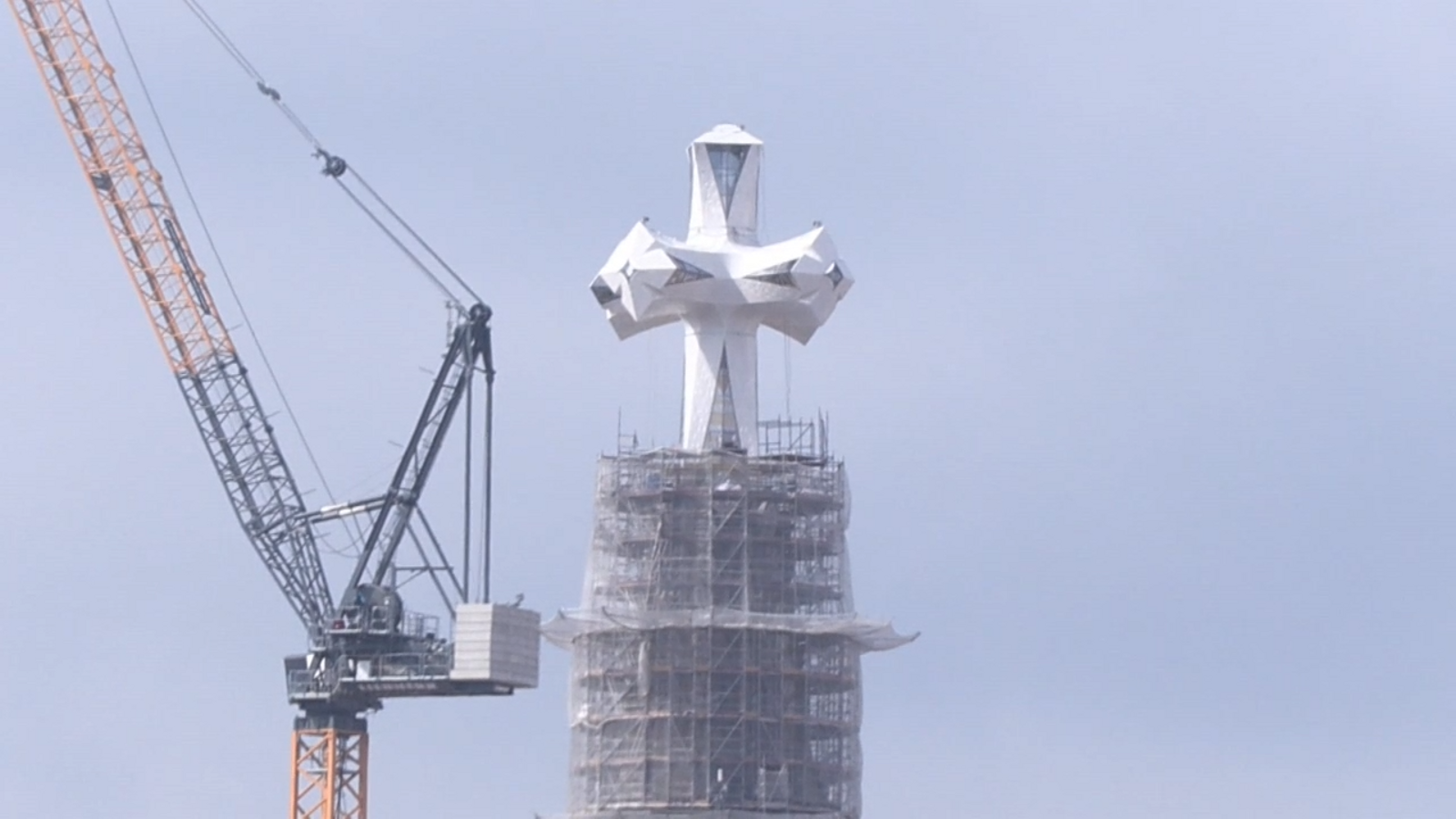 Barselona'nın Kalbinde Bir Dönüm Noktası: Sagrada Familia'nın Haçı İskelelerden Arındı