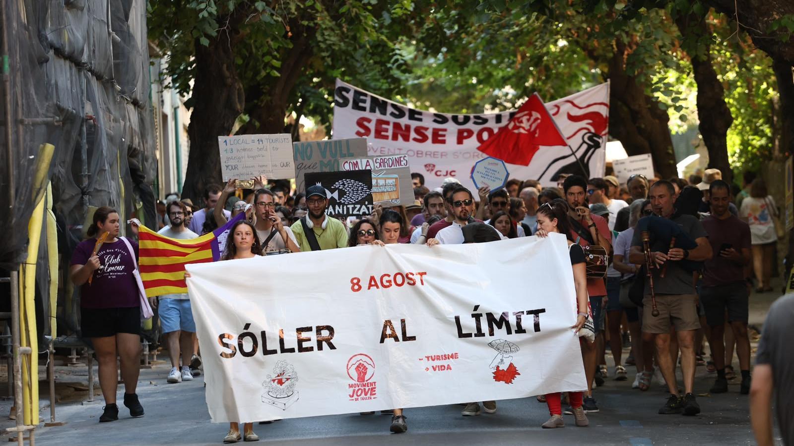 Sóller'de Turizme Hayır Diyen Binler Sokaklara Döküldü: "Prohens, Bizi Dinle!"