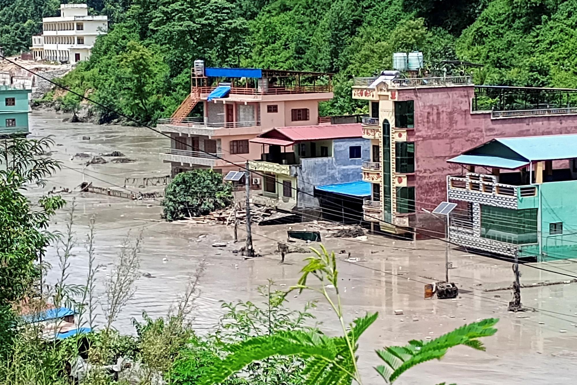 Nepal'de Felaket: Buzul Gölü Taşkını 17 Can Aldı, 400 Turist Kayıp!