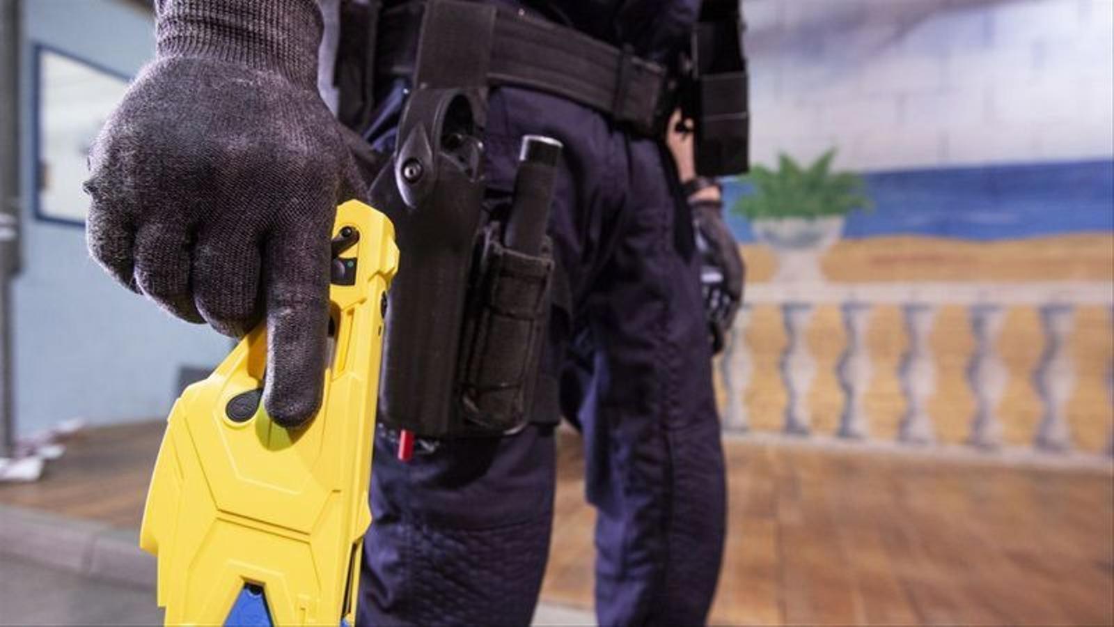Barselona Polisine Taser Silahları Onayı: Güvenlik Tartışmaları Alevleniyor