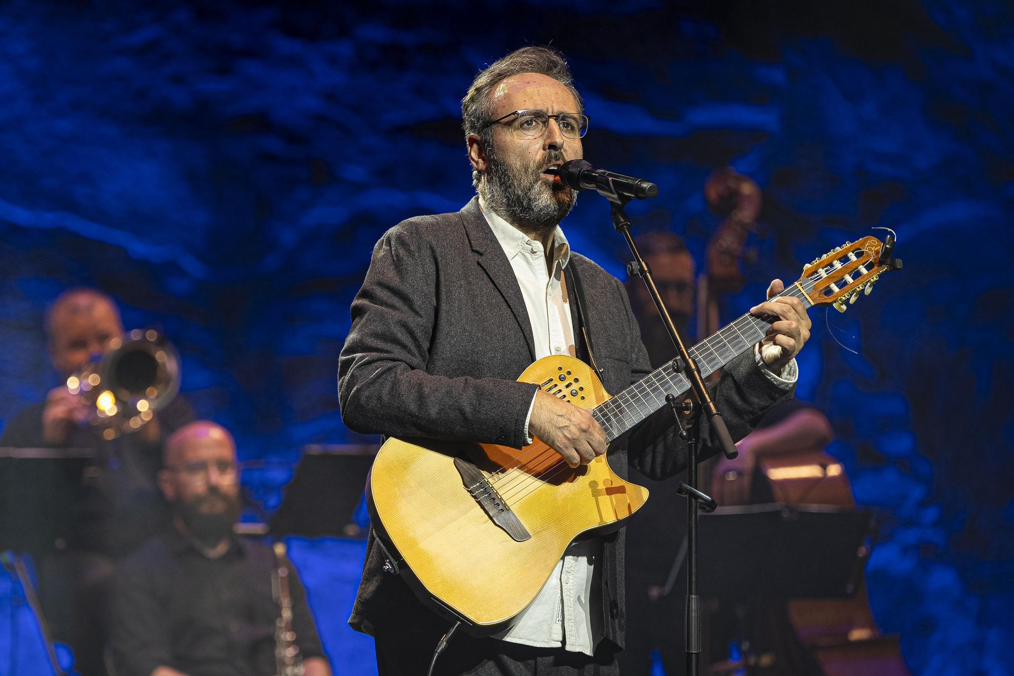 Roger Mas: Katalan Müziğinin Derinliklerinden Yükselen Bir Sesin Teatre Grec'teki Zaferi
