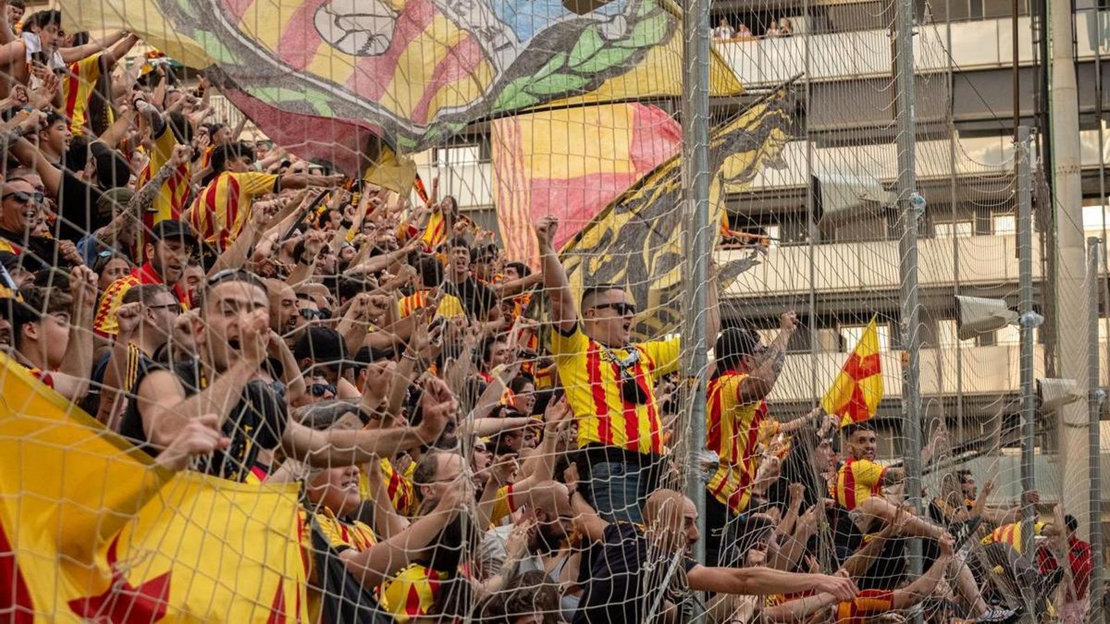Barselona'da Halkın ve Kulüplerin Zaferi: Sant Andreu ve Europa Doğal Çim Sahalarına