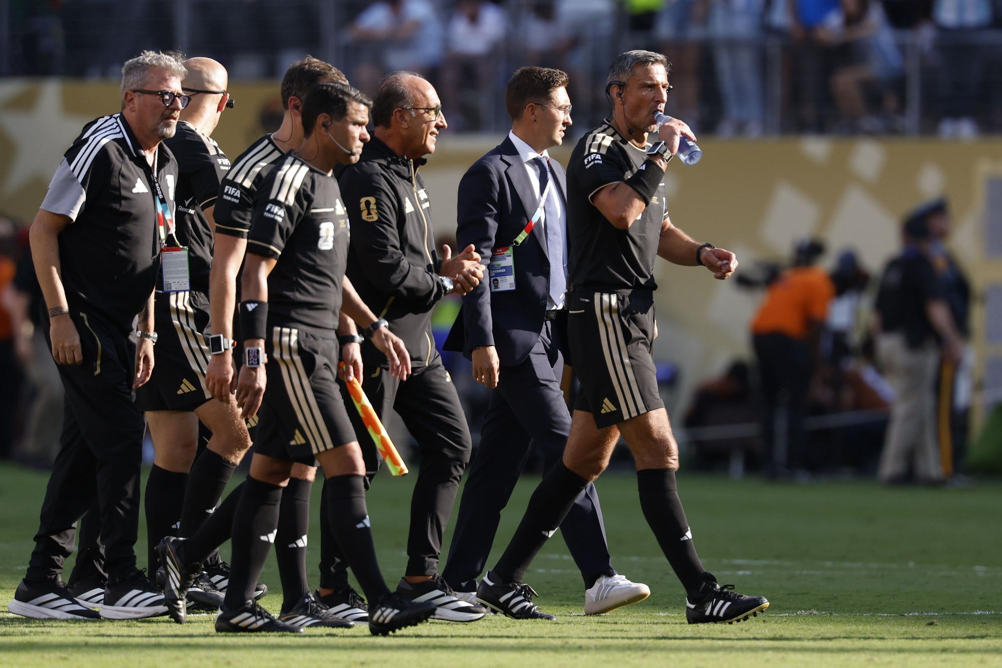 FIFA'nın Dünya Kupası Deneyleri: Hakem Kararları ve Futbolcu Sağlığına Etkileri