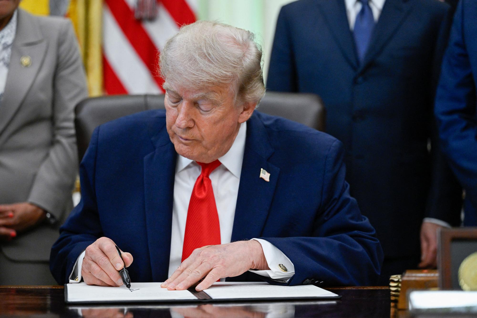 Trump'ın Politika ve Retoriğindeki Şaşırtıcı Dönüşler: İran'dan Enflasyona Çelişkili
