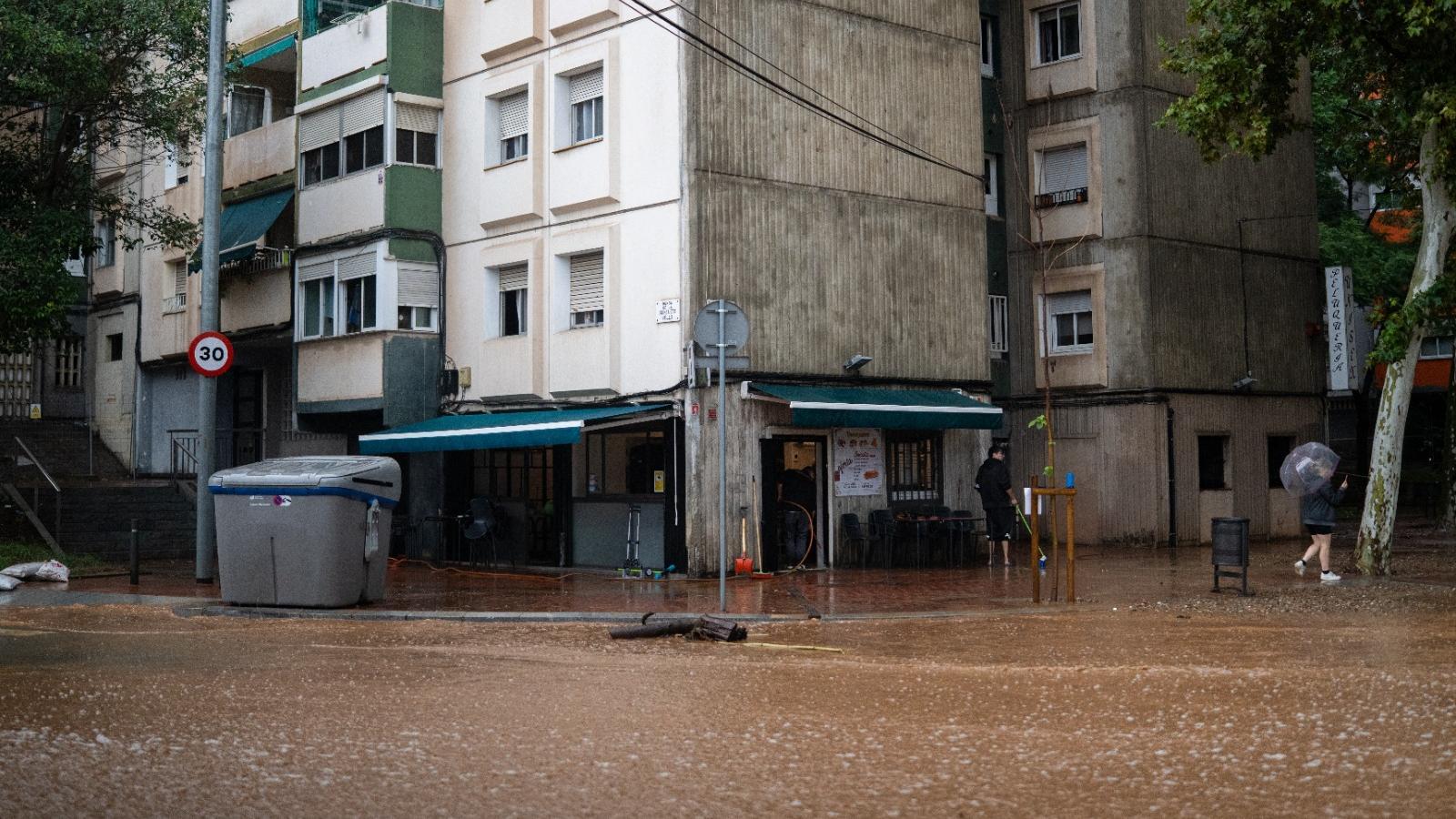 Katalonya'da Beklenmedik Şiddetli Fırtına: Barselona ve Çevresi Felç Oldu