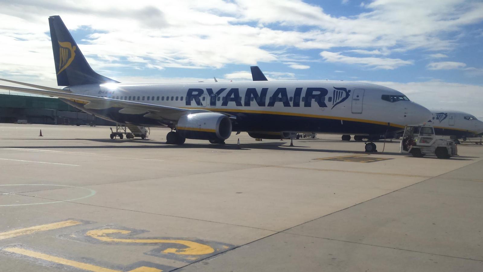 Ryanair Uçuşunda Korku Dolu Anlar: Pencere Kırıldı, Yolcu Az Kalsın Dışarı Uçuyordu