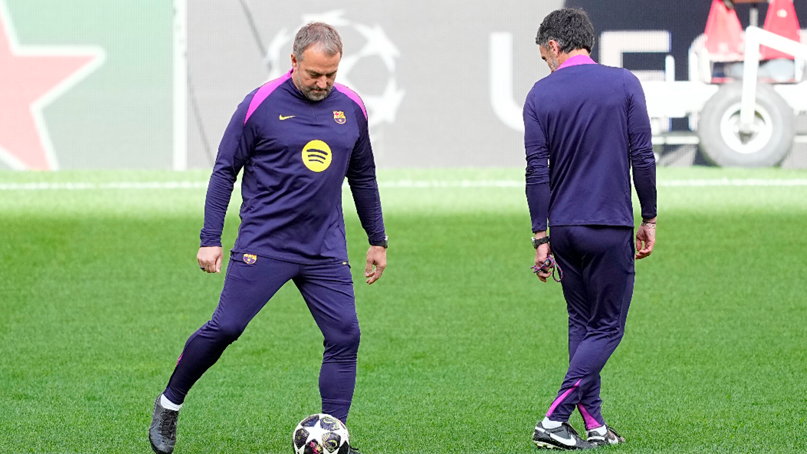 UEFA, Flick'in Şikayetleri Üzerine Metropolitano Zeminine Müdahale Etti