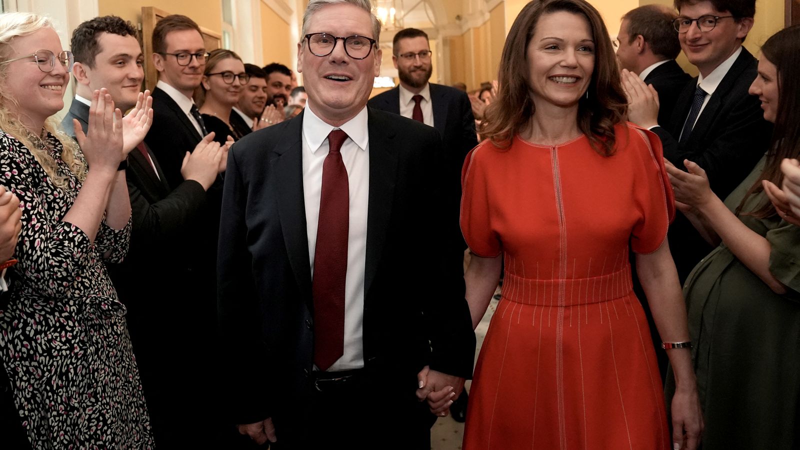 Keir Starmer Dönemi Başladı: Birleşik Krallık'ta Acil Yeniden İnşa Çağrısı
