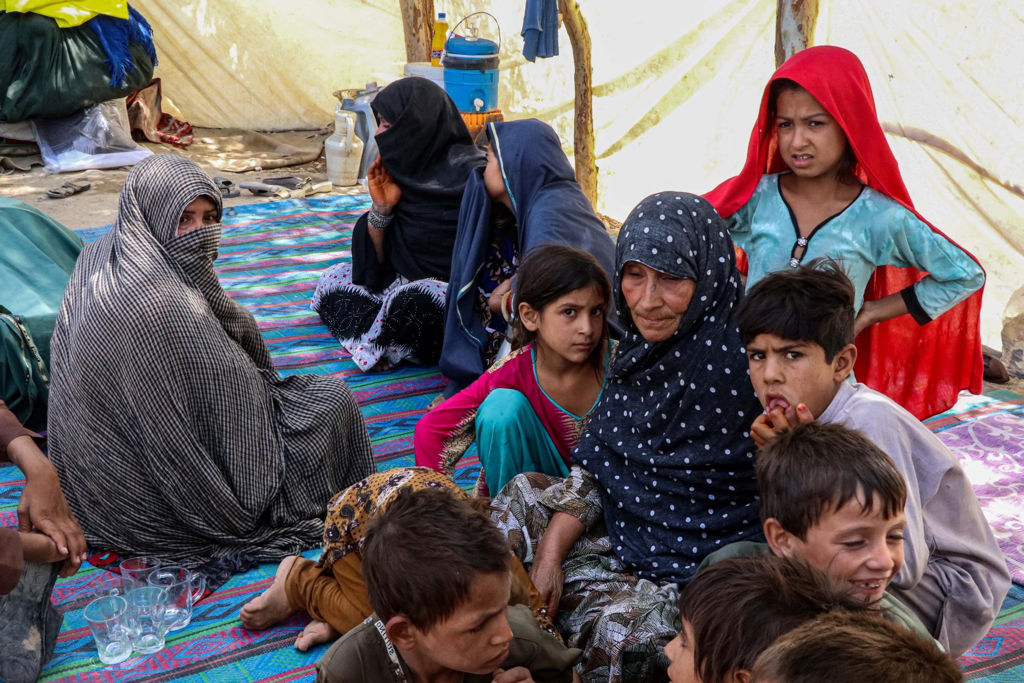 Pakistan-Afganistan Gerilimi Tırmanıyor: Yüzlerce Ölü, Binlerce Göçmen