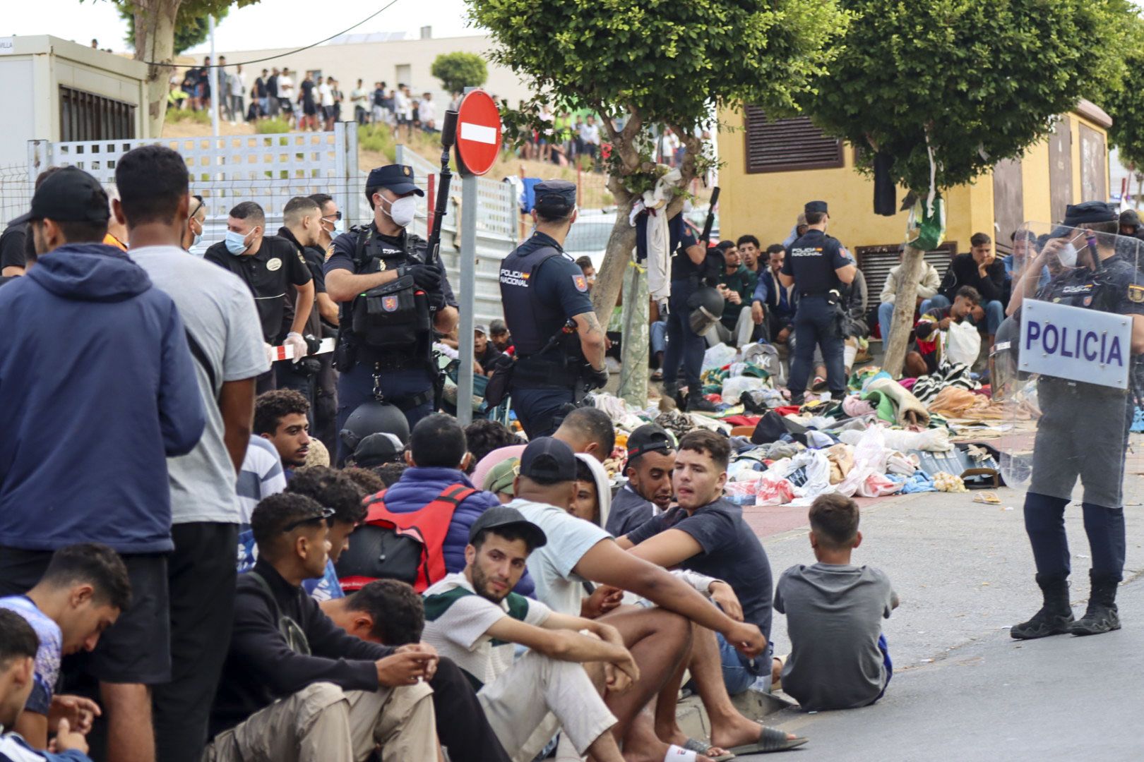 Ceuta'da Göçmen Gerilimi: Barınma İçin Çatışma ve Polisin Müdahalesi