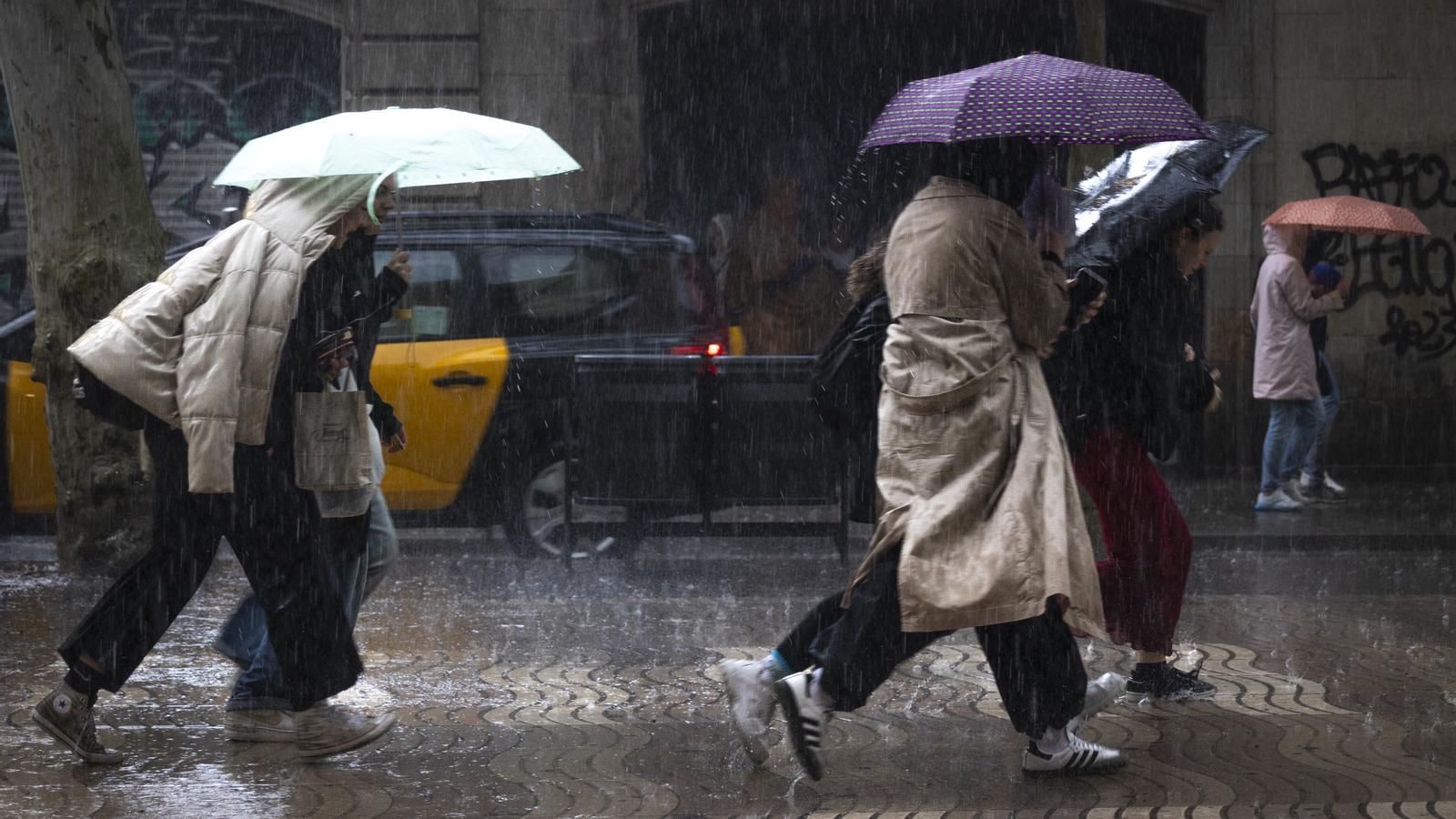 Katalonya'ya Regina Fırtınası Geliyor: Şiddetli Yağış ve Sel Uyarısı