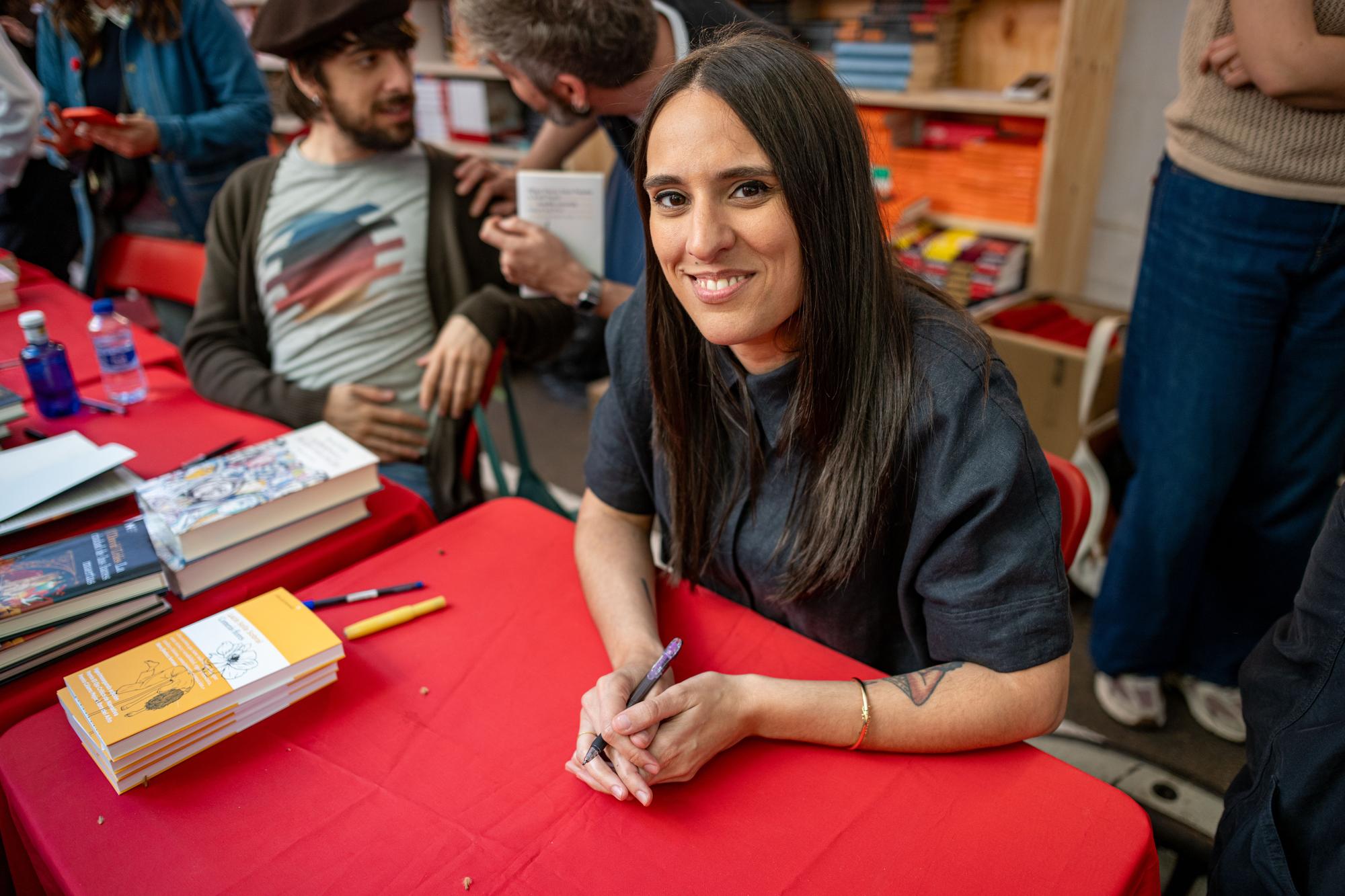 İspanyol Edebiyatının Yeni Yıldızı: Lucía Solla Sobral'ın 'Comerás Flores' Romanı